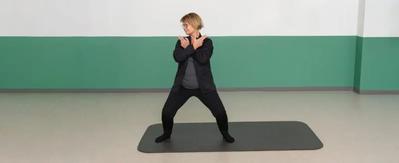 Lene stående i Qi gong øvelse