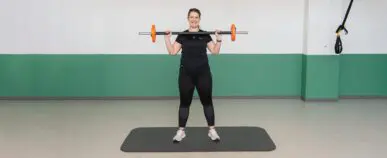 Fysioterapeuten laver squat med bodybar