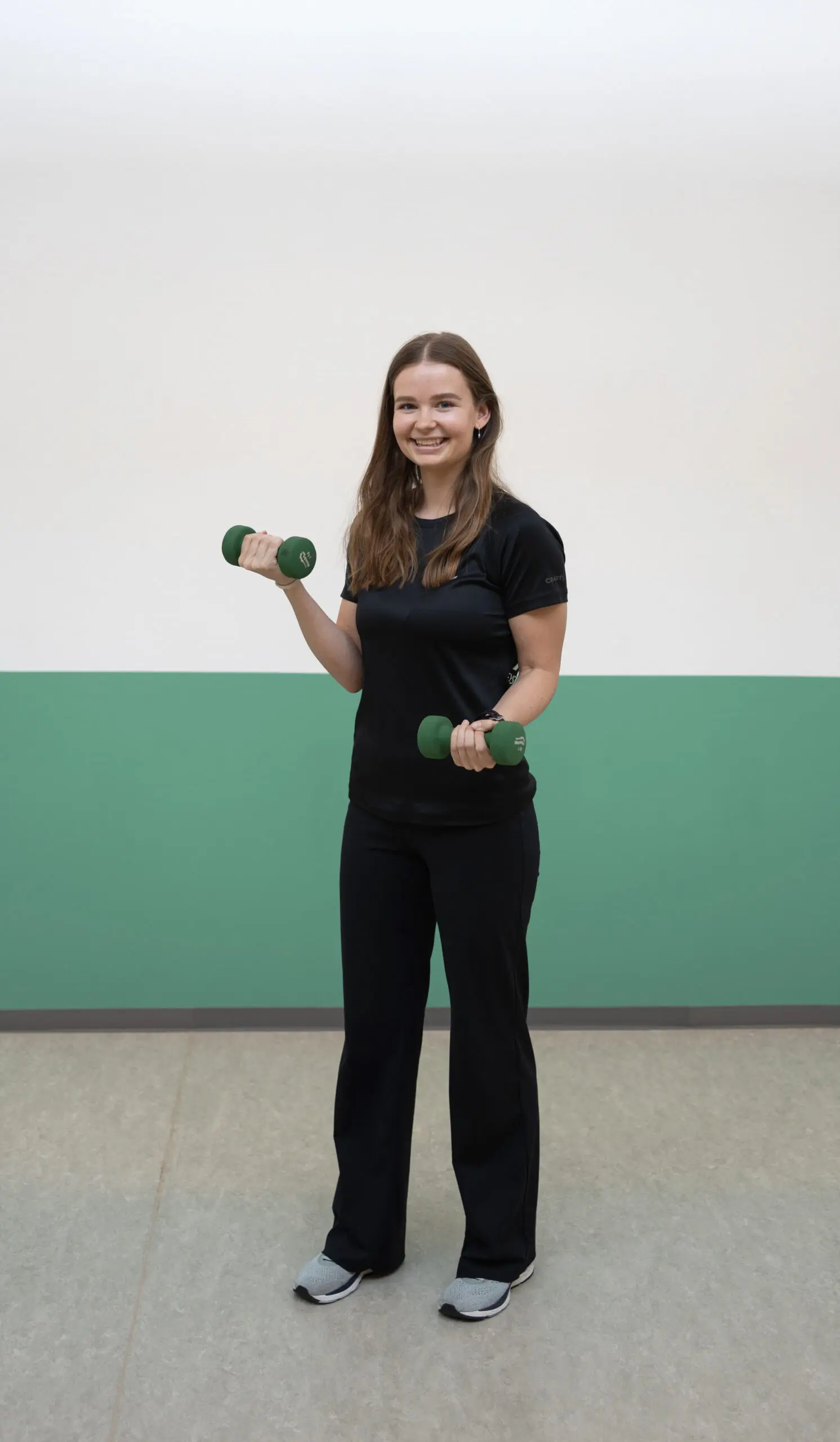Fysiotepeuten træner biceps med håndvægte