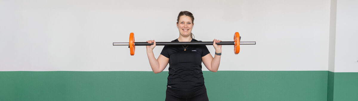 Fysioterapeuten laver squat med bodybar