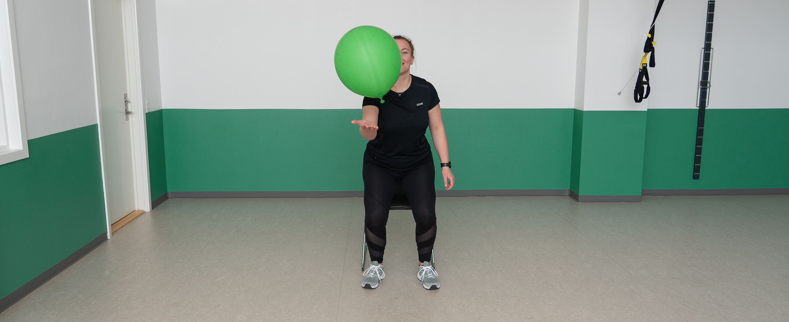 Fysioterapeuten laver rejse sætte sig med ballon for at træne koordination, balance og dual task
